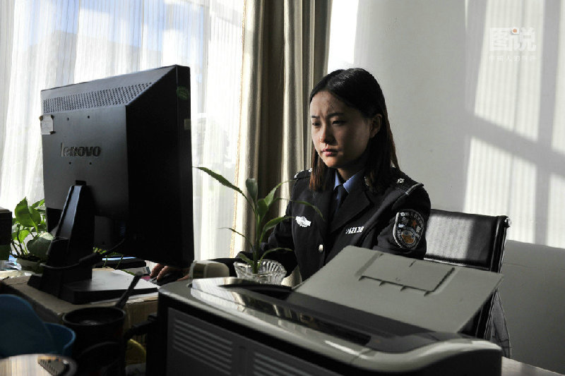 中国警察网张津瑜落地窗中国警察网上的张津瑜，透过落地窗的守护与担当-第1张图片