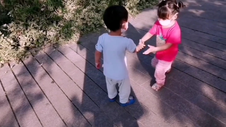 宝宝腿抬高点坐下来自己动宝宝成长记，腿抬高点，自己动起来-第1张图片