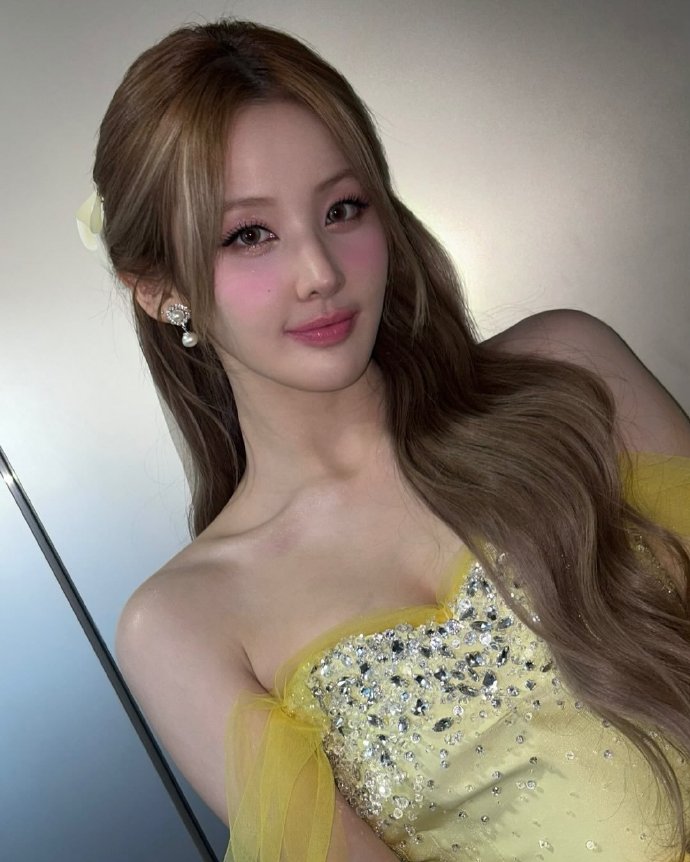 九位美女共同演绎的独特自拍艺术——尿口正面自拍的魅力-第3张图片