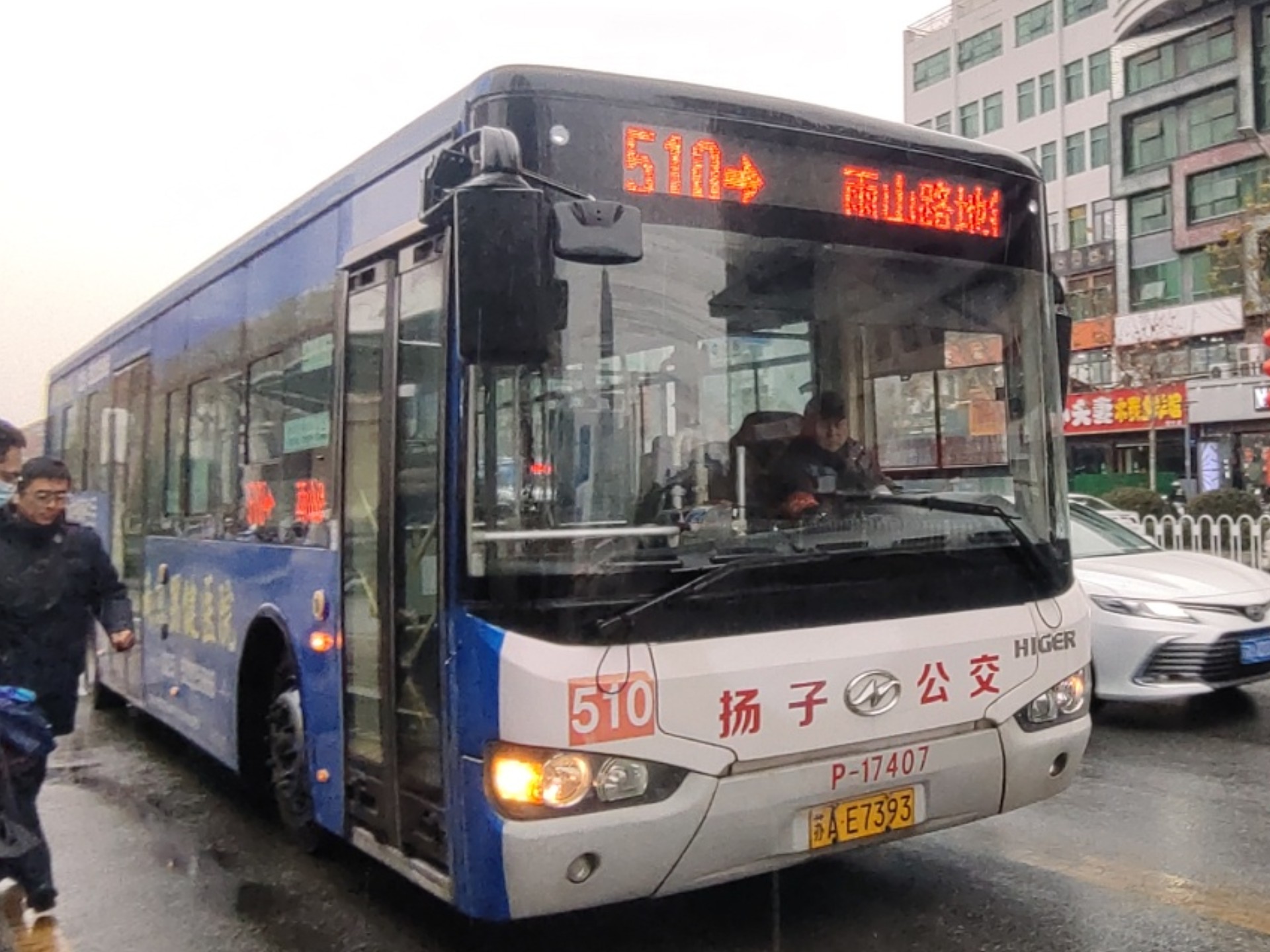 公交车500部城市交通的动脉，500部公交车的力量-第3张图片