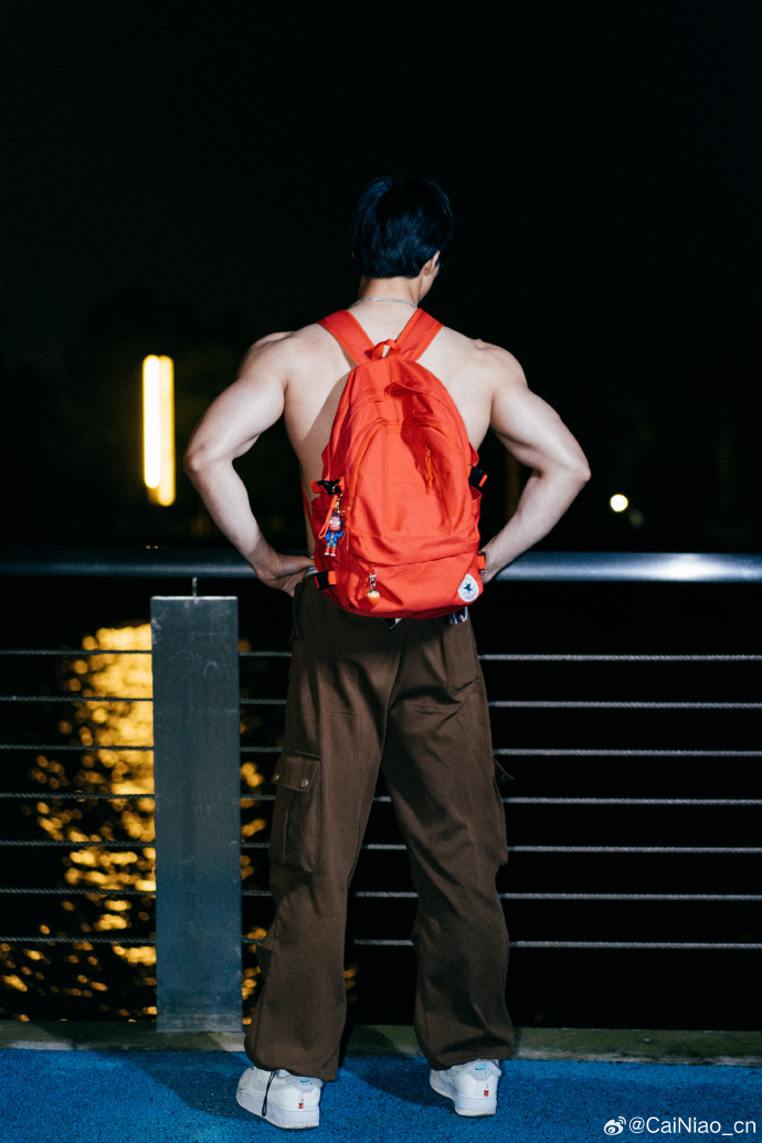 CHINESE男男体育生腹肌网探索中国体育生中的腹肌之美——CHINESE男男体育生腹肌网-第2张图片