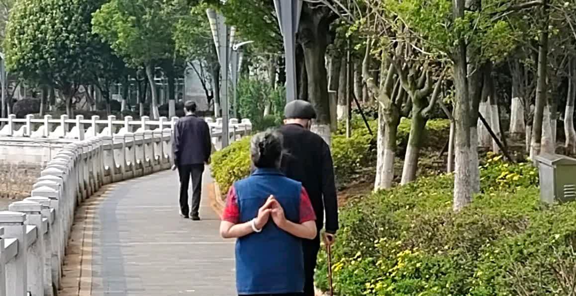 不雅行为的背后，老头与她的不恰当互动-第1张图片