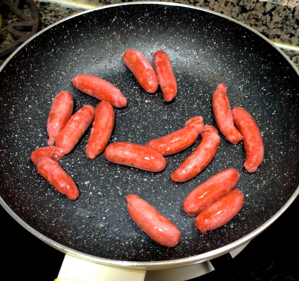 小洞饿了想吃大香肠什么意思小洞饿了，想吃大香肠的含义与背后故事-第1张图片