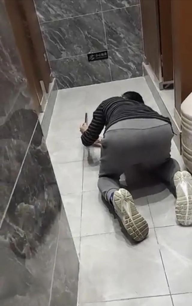 男宠跪趴姿势伺候男主人男宠的跪趴姿势，一种独特的侍奉方式-第1张图片